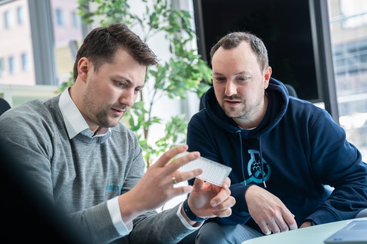Jannik Jungmann (left) and Dr Carsten Radtke (right) discussing a new multiwell plate prototype.