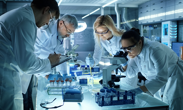 ELRIG drug discovery - scientists in lab